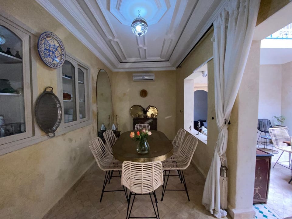 Living room, Seating area, Dining area, heating, air conditioner