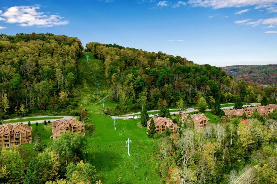 Renovated Ski In Out Condo King Bed Patio Grill House in Cattaraugus
