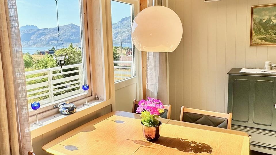 Dining area, Mountain view