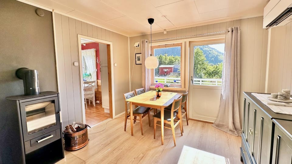 Dining area, Mountain view