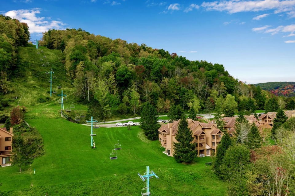 Renovated Ski In Out Condo King Bed Patio Grill House in Cattaraugus