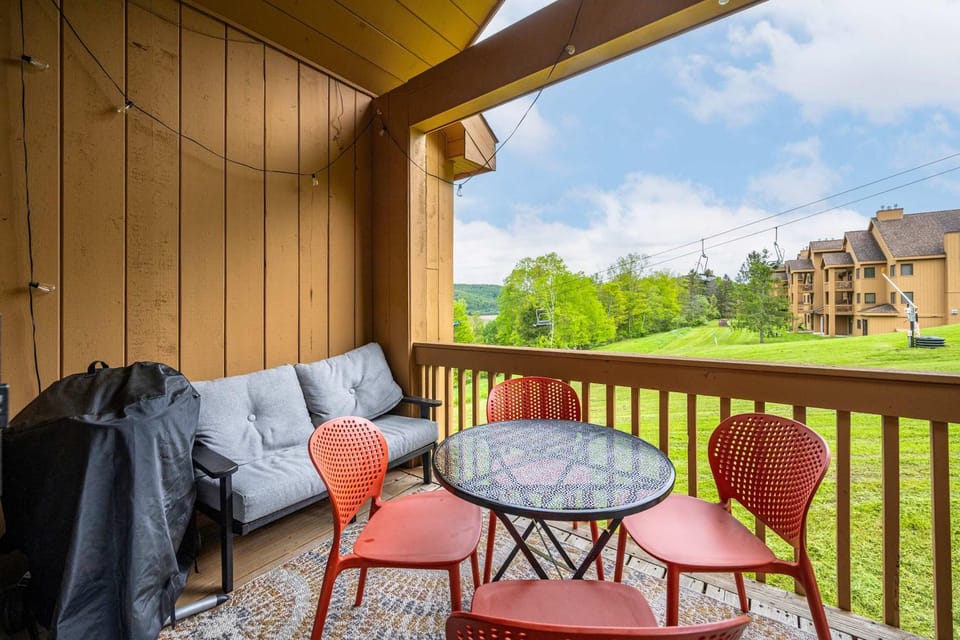 Renovated Ski In Out Condo King Bed Patio Grill House in Cattaraugus