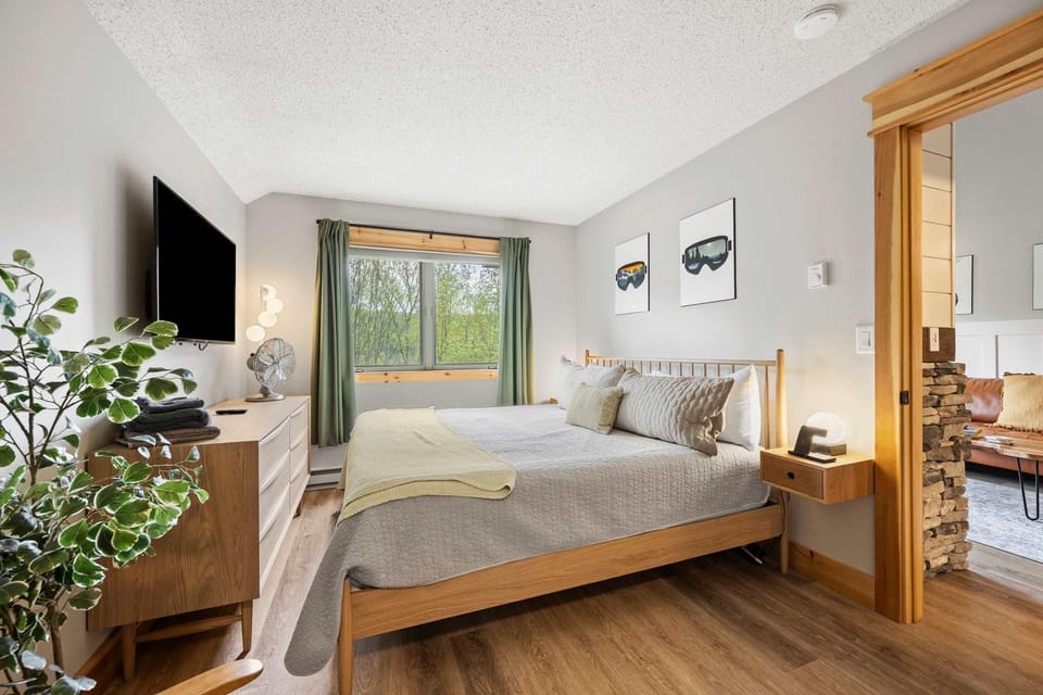 Renovated Ski In Out Condo King Bed Patio Grill House in Cattaraugus