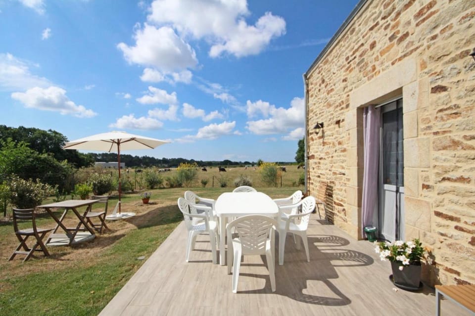 Property building, Balcony/Terrace, Living room