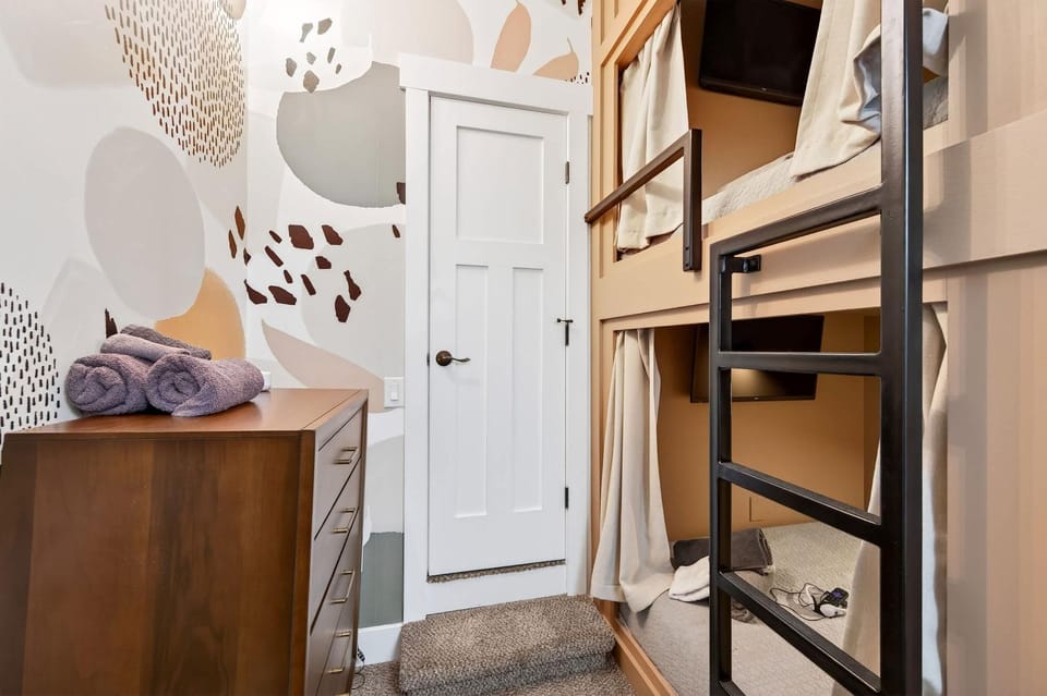 Family Friendly Spacious Townhome Across From Holiday Valley House in Ellicottville