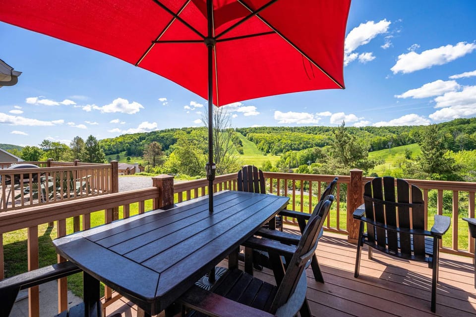 Family Friendly Spacious Townhome Across From Holiday Valley House in Ellicottville