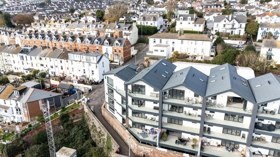 Property building, Bird's eye view, Street view, Location