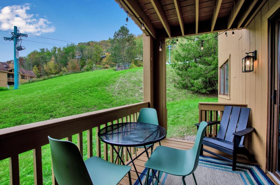 Renovated Ski In Out Condo King Bed Patio Grill House in Cattaraugus