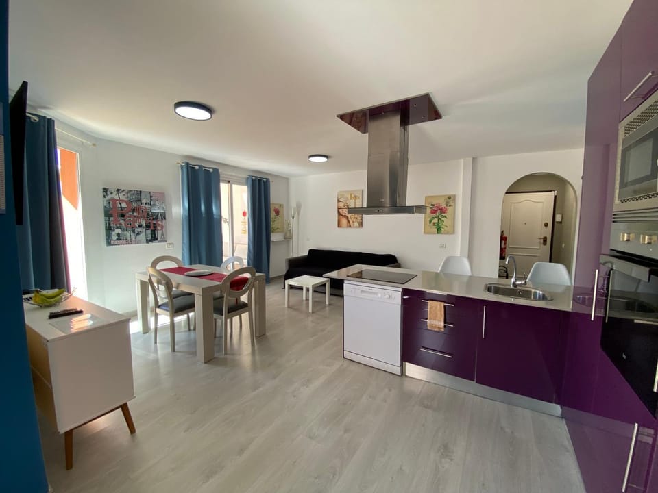 Kitchen or kitchenette, Dining area, stove