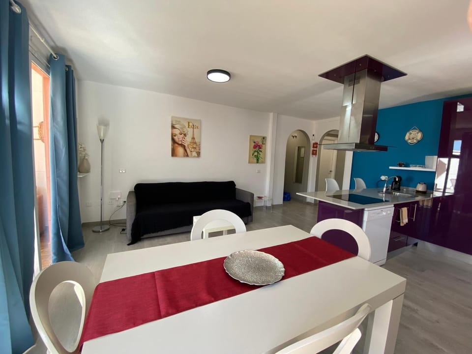 Kitchen or kitchenette, Living room, Seating area, Dining area