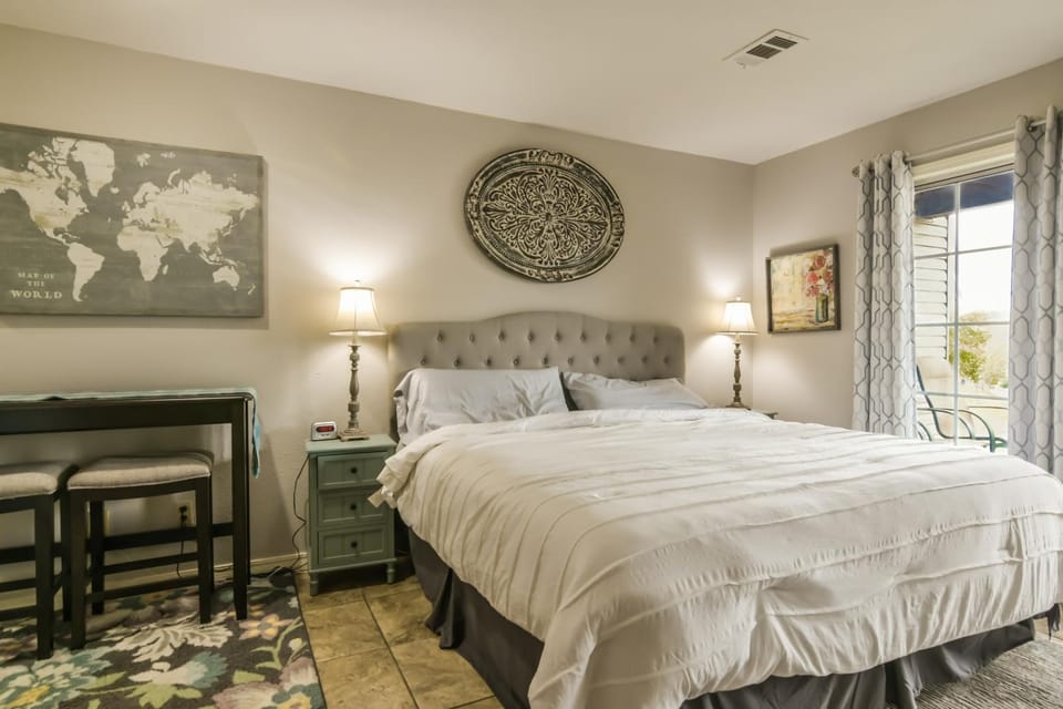 Bed, Photo of the whole room, Seating area, Bedroom