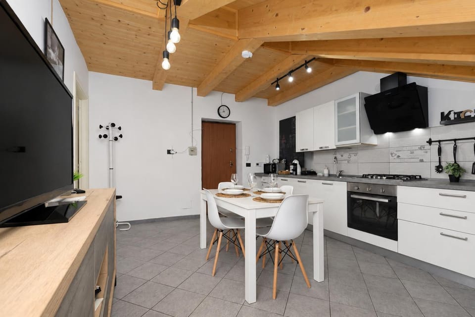 Thiago Home-Elegant Mansarda Santa Giulia Square Apartment in Turin