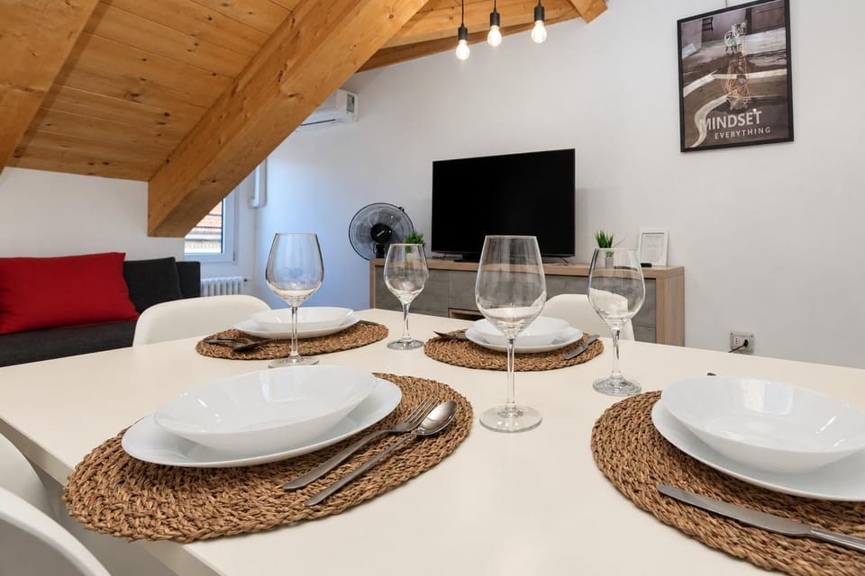 Thiago Home-Elegant Mansarda Santa Giulia Square Apartment in Turin