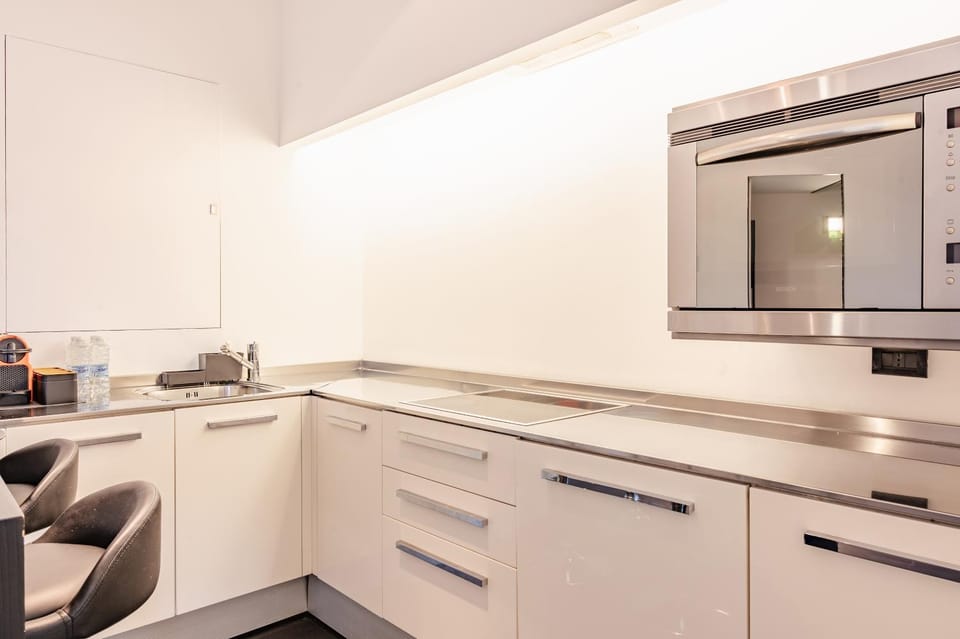 Kitchen or kitchenette, minibar, stove