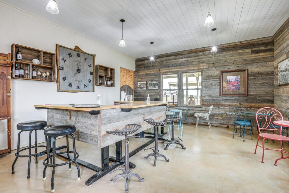 On-Site Winery: Rural Plymouth Getaway! House in Sierra Nevada