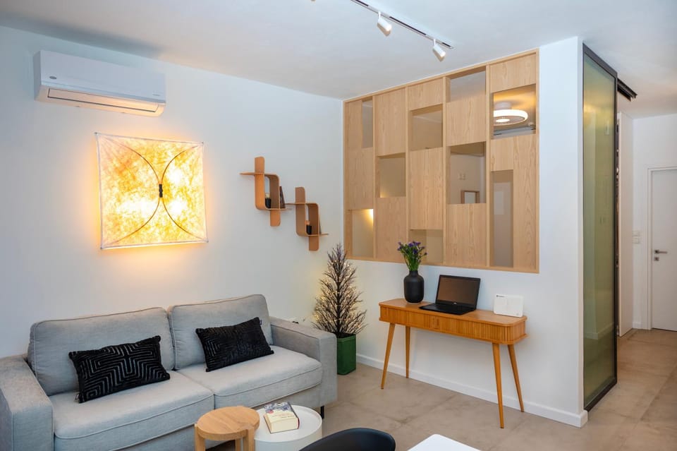 La CAVE Apartment in Volos