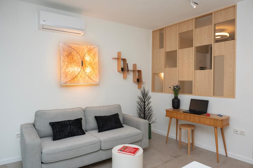 La CAVE Apartment in Volos