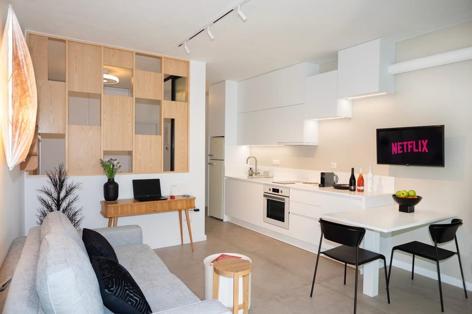 La CAVE Apartment in Volos