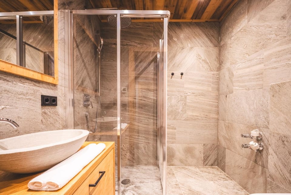 Shower, Toilet, Bathroom, towels