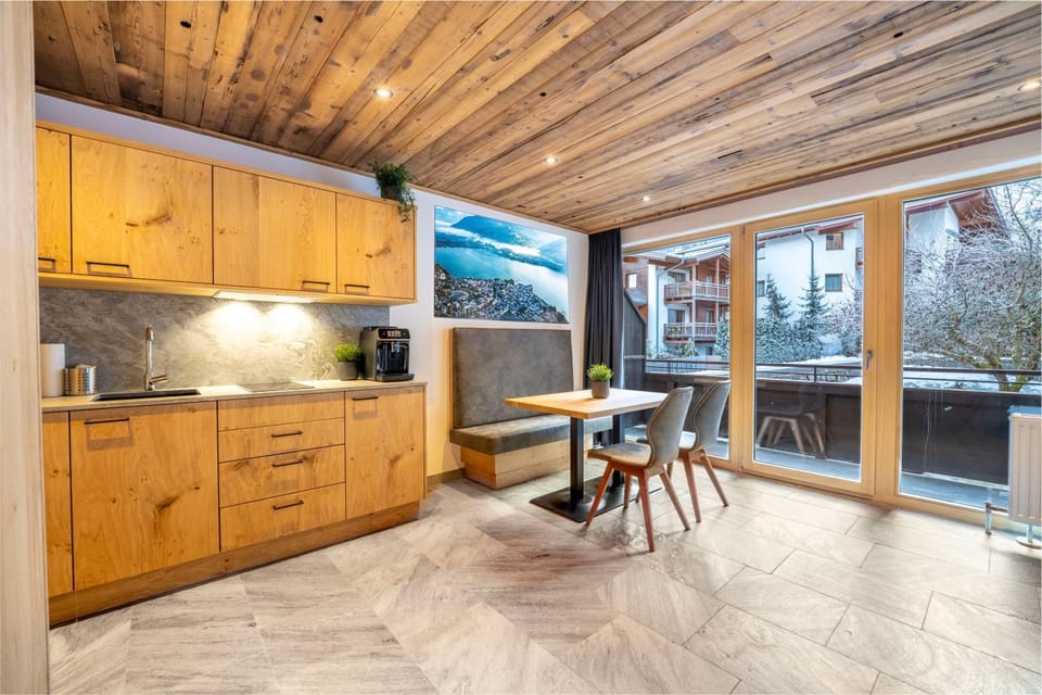 Kitchen or kitchenette, Dining area, pet friendly