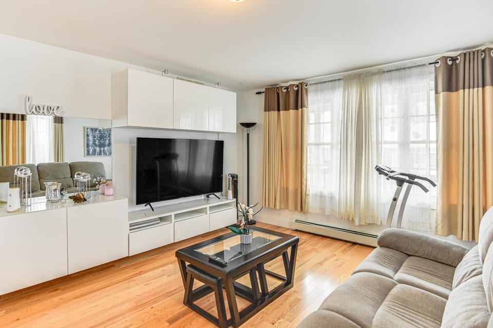 1 Mi to Downtown & Palladium: Worcester Getaway! House in Worcester