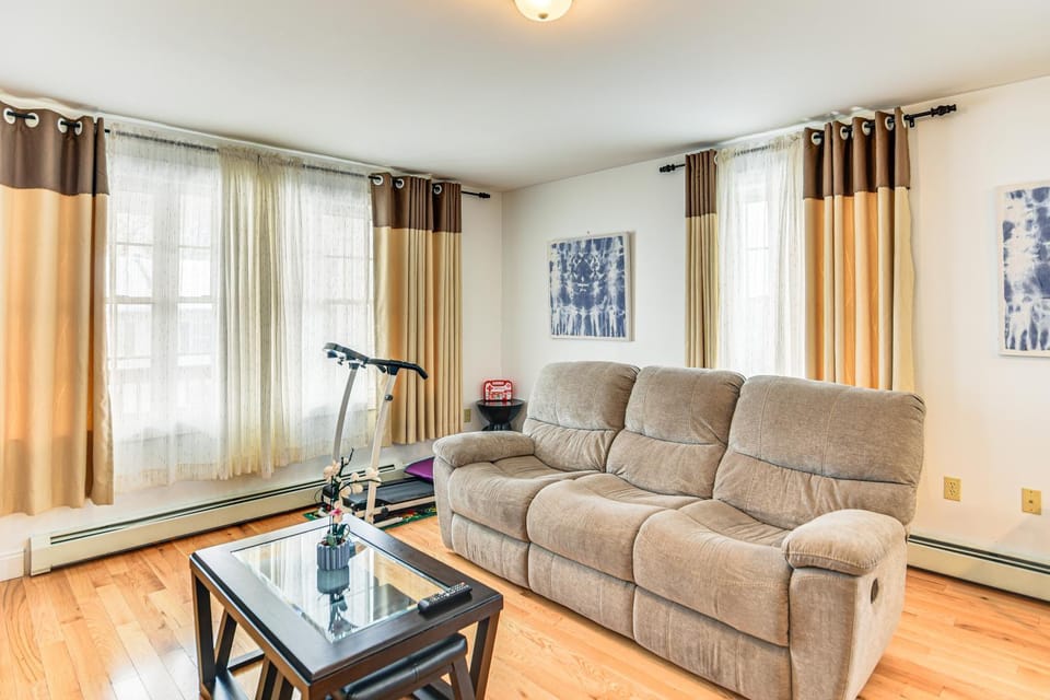 1 Mi to Downtown & Palladium: Worcester Getaway! House in Worcester