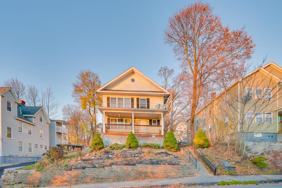 1 Mi to Downtown & Palladium: Worcester Getaway! House in Worcester