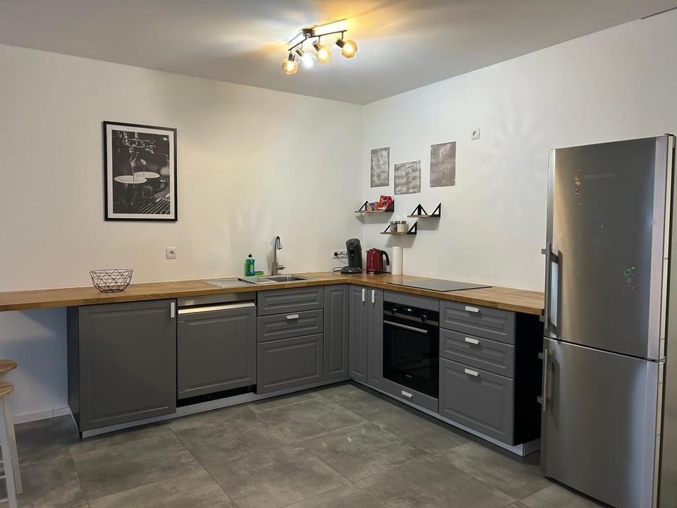 Coffee/tea facilities, Kitchen or kitchenette, dishwasher, oven, stove