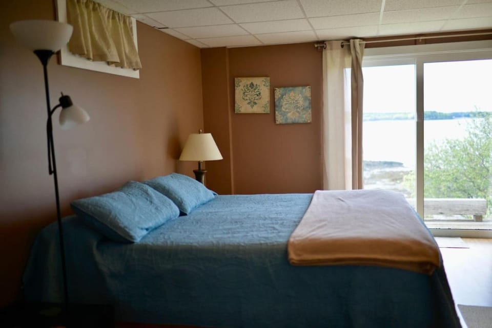 Mudges Bluff Waterfront Retreat House in Lubec
