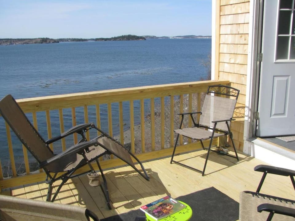 Mudges Bluff Waterfront Retreat House in Lubec