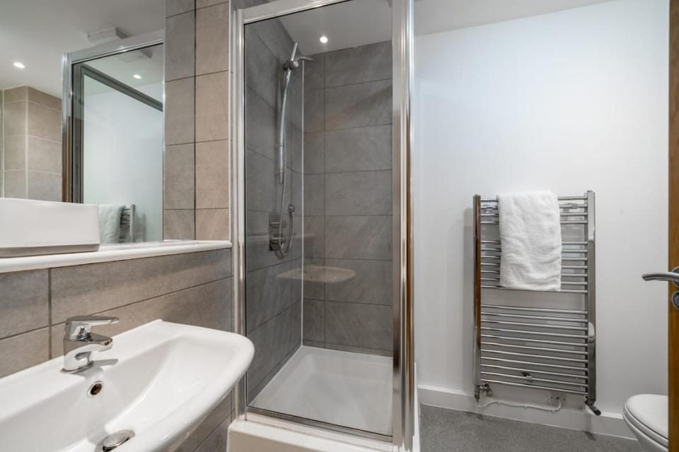 Shower, Toilet, Bathroom, towels