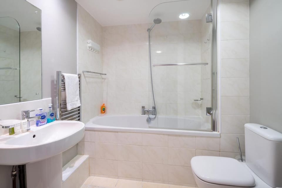 Shower, Toilet, Bathroom, Bath, towels