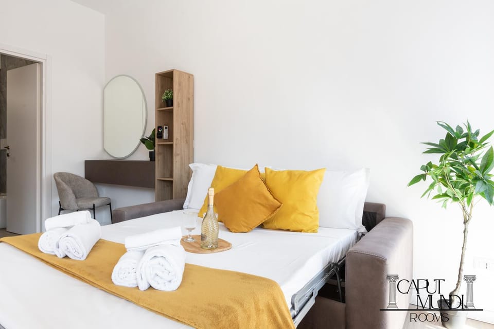 Bed, Living room, Photo of the whole room, Seating area, Bedroom, towels