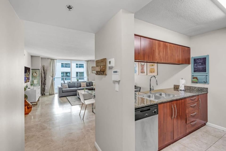 Waterfront and City Lights 1-BR With Free Parking Apartment in Brickell