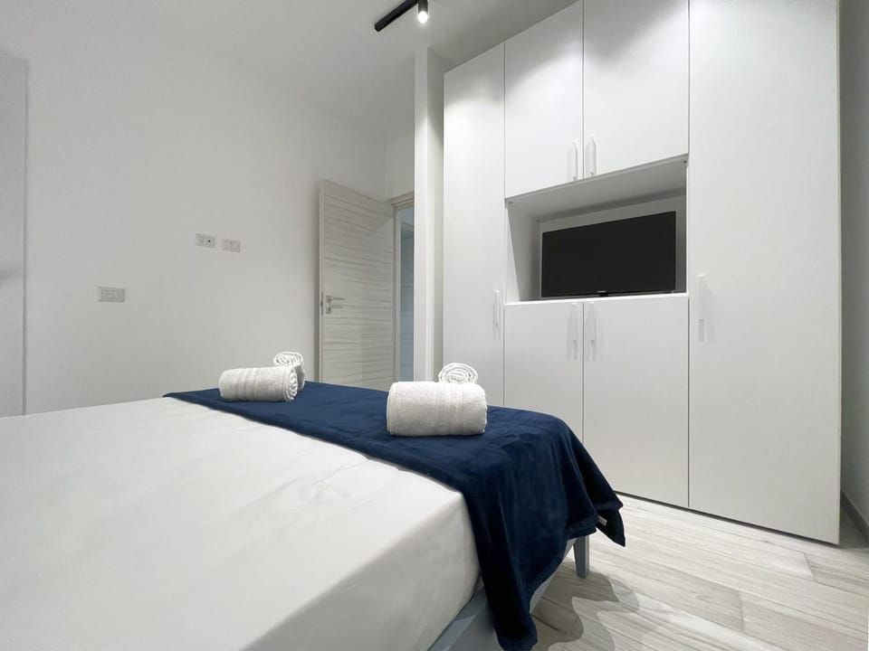 Bed, TV and multimedia, Photo of the whole room, Bedroom, towels, wardrobe