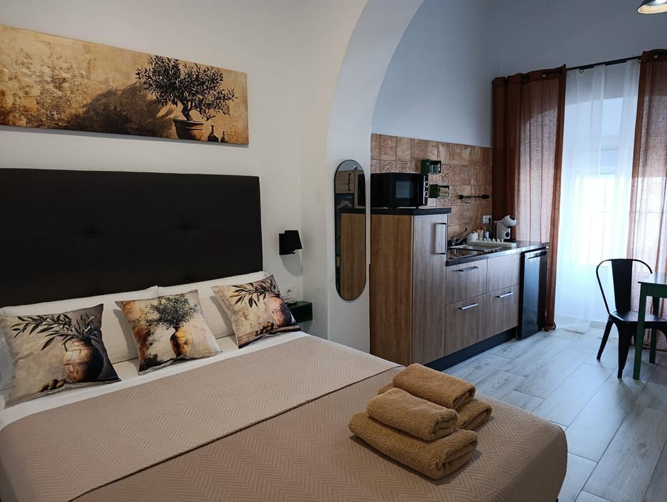 Kitchen or kitchenette, Bedroom