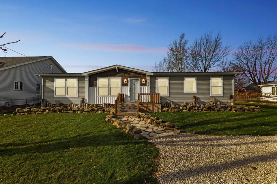 Sunsets & Serenity- Port Clinton Waterfront Stay home House in Lake Erie