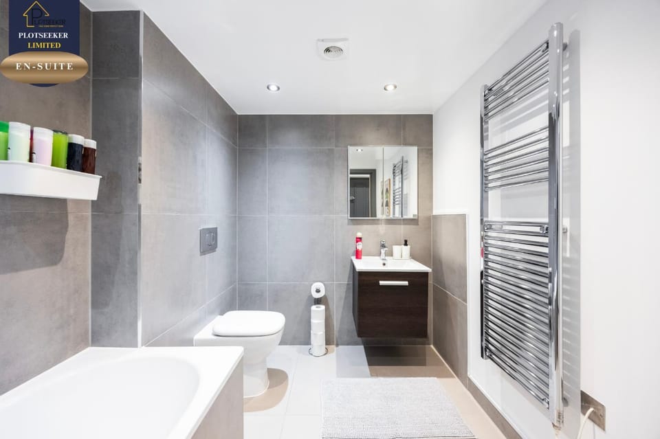 West Kensington 2BR En-Suite Gated Heathrow Apartment in City of Westminster