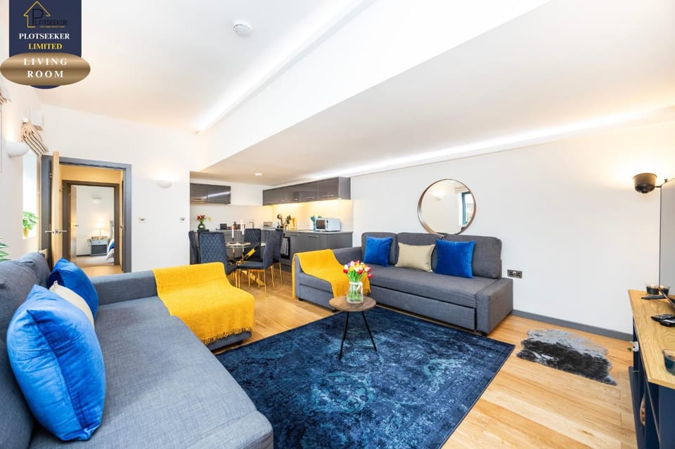 Bed, TV and multimedia, Living room, Photo of the whole room, Seating area, Bedroom, internet