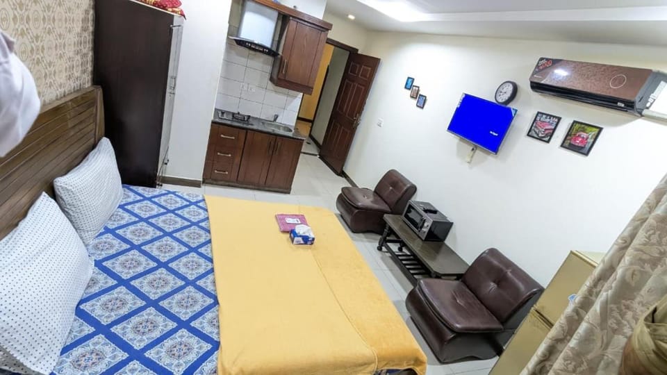 Communal lounge/ TV room, Bed, TV and multimedia, Kitchen or kitchenette, Living room, Photo of the whole room, Seating area, Dining area, Evening entertainment, Bedroom, minibar, oven