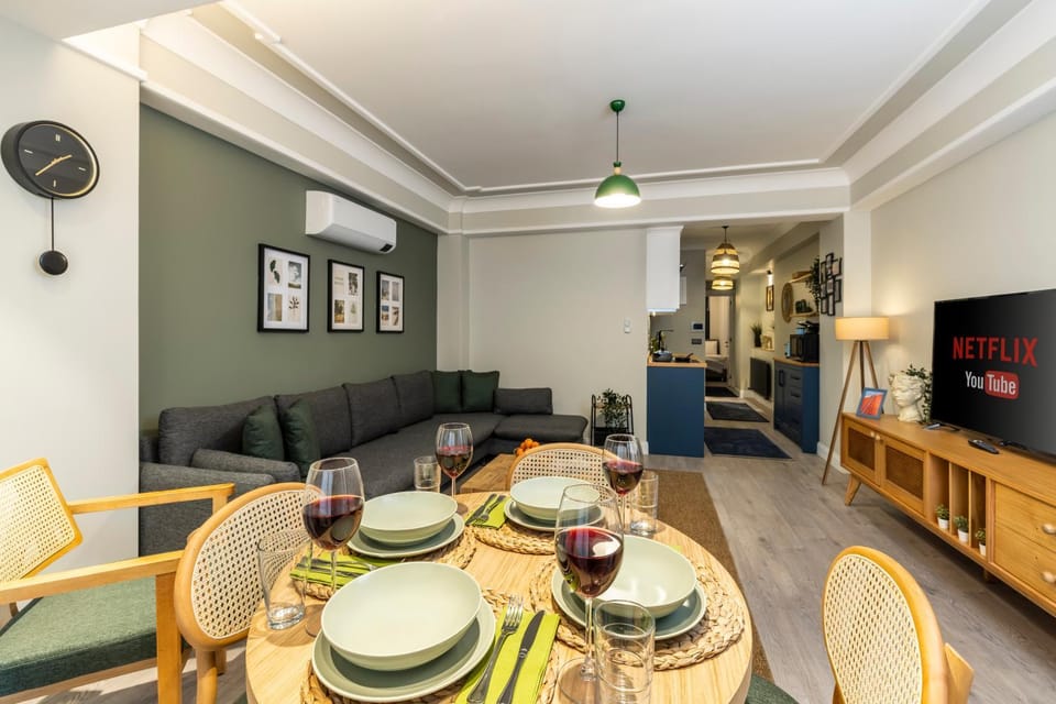 Communal lounge/ TV room, TV and multimedia, Living room, Food and drinks, Seating area, Dining area, Food