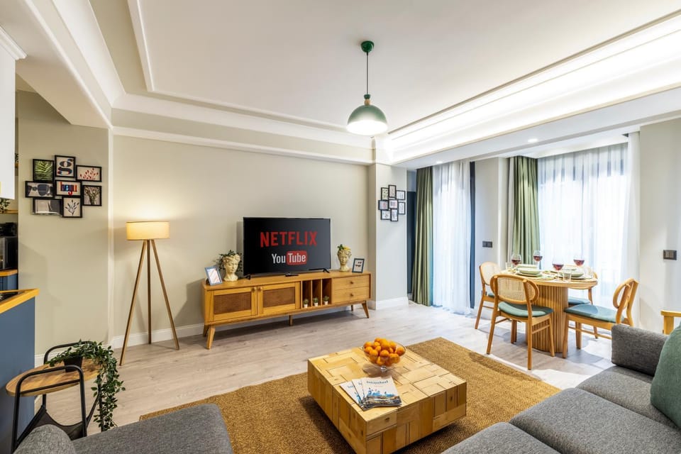 Communal lounge/ TV room, TV and multimedia, Living room, Seating area, Dining area, Evening entertainment