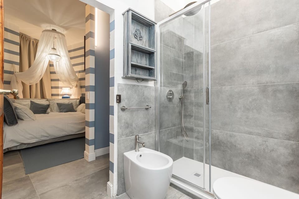 Shower, Bed, Bathroom, towels