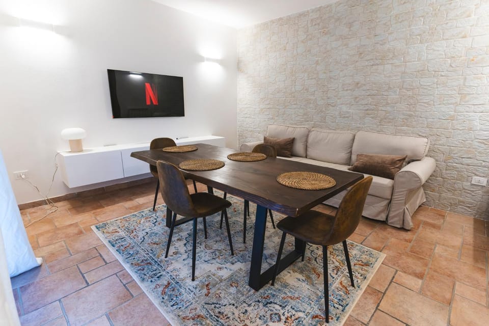 TV and multimedia, Living room, Seating area, Dining area