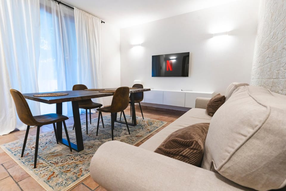 Communal lounge/ TV room, TV and multimedia, Living room, Seating area, Dining area
