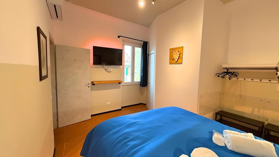 Bed, TV and multimedia, Photo of the whole room, Bedroom, towels, wardrobe