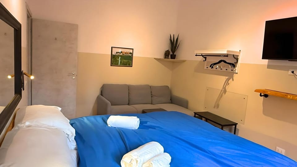 Bed, TV and multimedia, Photo of the whole room, Seating area, Bedroom, towels