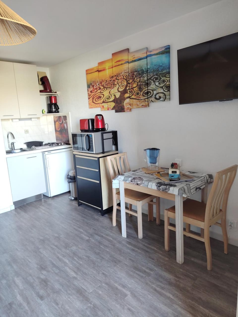 Coffee/tea facilities, Kitchen or kitchenette, Dining area, stove, toaster
