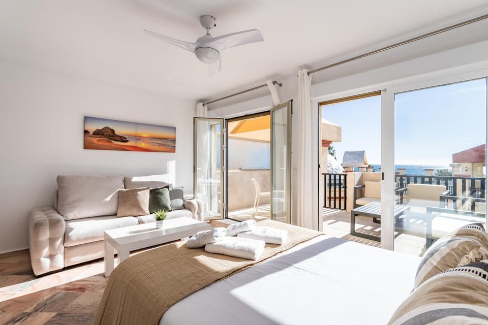 Bed, View (from property/room), Balcony/Terrace, Living room, Photo of the whole room, Bedroom, Sea view, towels