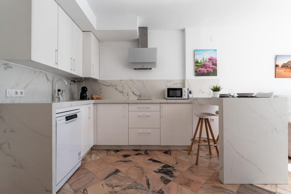 Kitchen or kitchenette, dishwasher, stove
